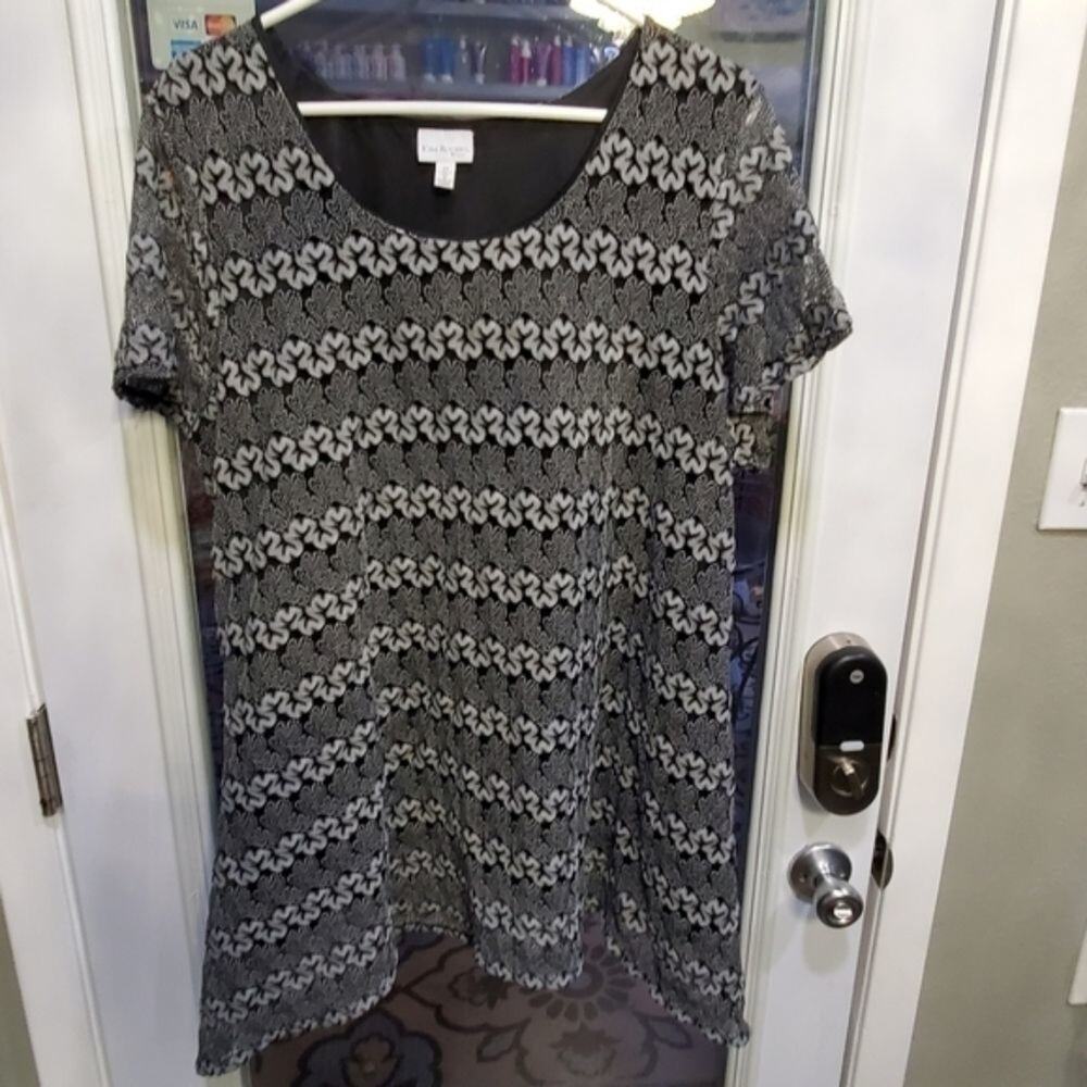Kim Rogers black white asymmetrical hem tunic

Plus‎ size 3X




California